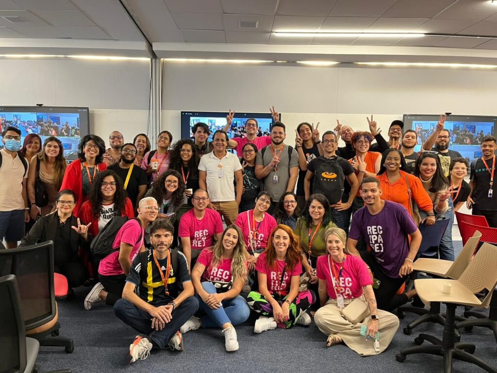 Fotografia do primeiro evento do RECPARE. É possível ver várias pessoas reunidas para a foto, algumas com a camisa do recpare